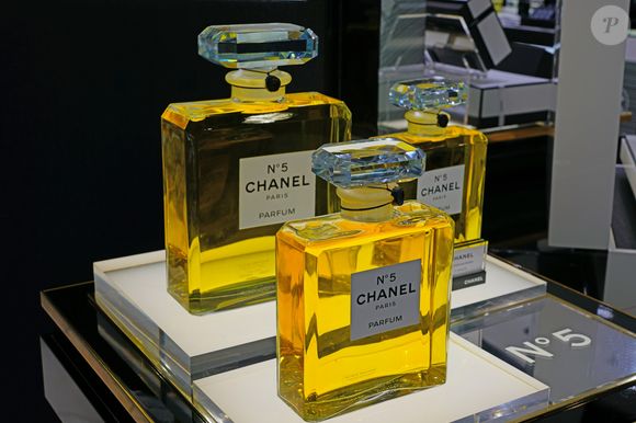 O perfume Chanel nº 5 é um dos mais vendidos entre as fãs do 'cheiro de mulher rica'