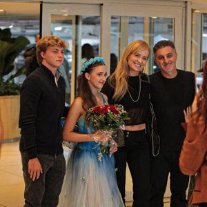 Caçula da família Huck fez uma apresentação de balé e ganhou um buquê de flores da família