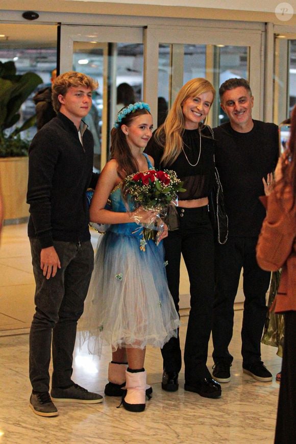 Caçula da família Huck fez uma apresentação de balé e ganhou um buquê de flores da família