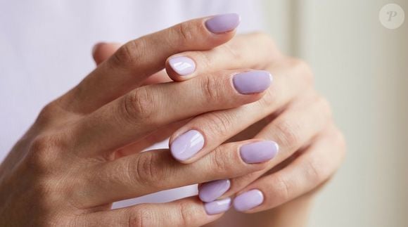 Lavanda aparece entre os tons pastel que valorizam unhas curtas: a cor acrescenta personalidade de maneira discreta e combina a delicadeza da manicure minimalista com um toque moderno