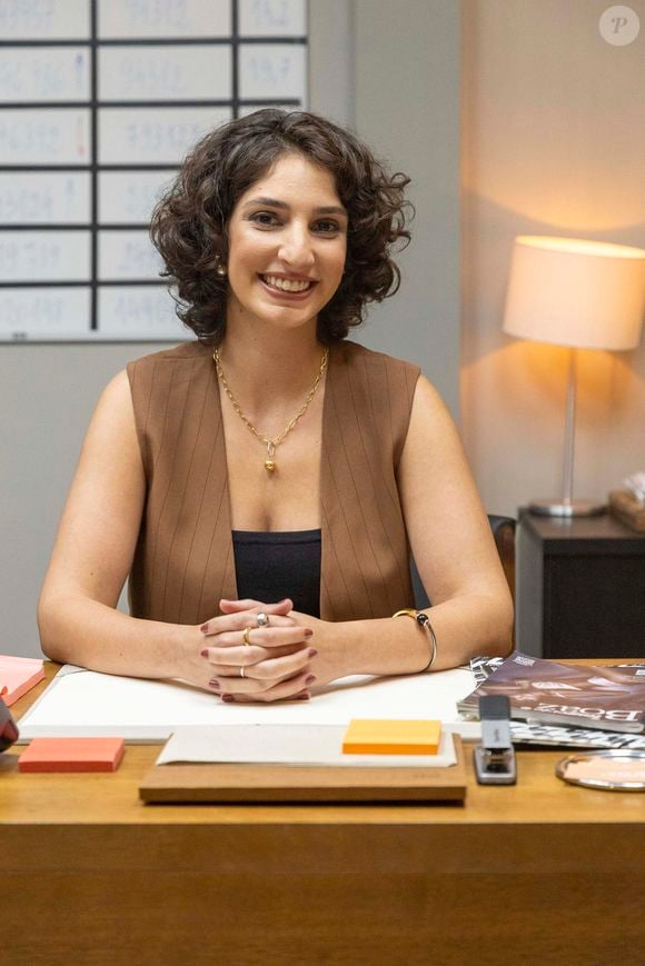 Ayla (Bel Lima) - Inteligente e um pouco ingênua, é uma moça de boas intenções. Trabalha na Boaz, assim como os irmãos, coordenando o setor de vendas da empresa.