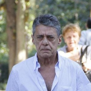 Nos comentários, um internauta escreveu que "adoraria abreviar a vida" de Chico Buarque, chamando o ator de "desgraçado"