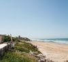 A praia de Las Tres Piedras fica nos arredores de Chipiona, a menos de 10 minutos de carro. É um belo trecho de areia com dunas douradas, cercado por pequenas construções de pescadores, que ficam junto à água quando a maré sobe