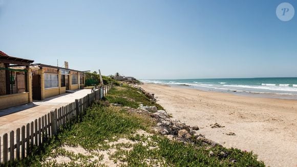 A praia de Las Tres Piedras fica nos arredores de Chipiona, a menos de 10 minutos de carro. É um belo trecho de areia com dunas douradas, cercado por pequenas construções de pescadores, que ficam junto à água quando a maré sobe