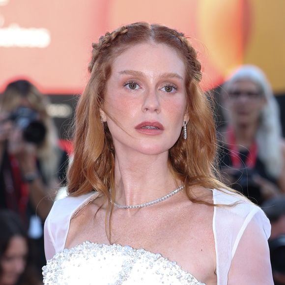 Marina Ruy Barbosa revive a estética de Amália em versão alta-costura ao cruzar o tapete vermelho do Festival de Veneza
