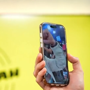 Neymar dá ‘soquinhos’ no ar em sinal de empolgação e, diante dos gritos da plateia, crava: ‘A voz do povo é a voz de Deus’