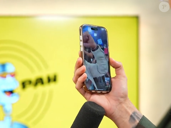 Neymar dá ‘soquinhos’ no ar em sinal de empolgação e, diante dos gritos da plateia, crava: ‘A voz do povo é a voz de Deus’