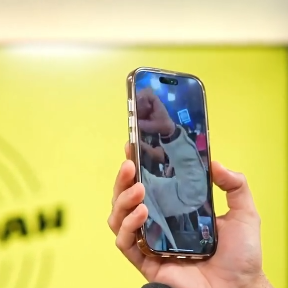 Neymar dá ‘soquinhos’ no ar em sinal de empolgação e, diante dos gritos da plateia, crava: ‘A voz do povo é a voz de Deus’