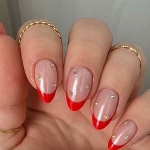 Francesinha em vermelho surge como tendência elegante para as unhas de janeiro de 2026