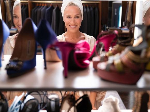Organize os sapatos de maneira assimétrica: coloque o pé direito à frente e o esquerdo ao lado, porém um pouco mais atrás