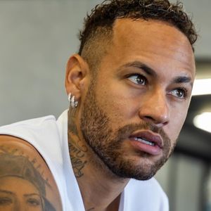 Eigon Oliveira, também chamado de “Sósia do Ney”, ganhou notoriedade nas redes sociais devido à sua impressionante semelhança com o jogador. Mas isso não era o suficiente para o influenciador, que queria ficar idêntico ao seu ídolo.