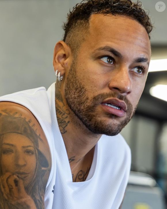 Eigon Oliveira, também chamado de “Sósia do Ney”, ganhou notoriedade nas redes sociais devido à sua impressionante semelhança com o jogador. Mas isso não era o suficiente para o influenciador, que queria ficar idêntico ao seu ídolo.