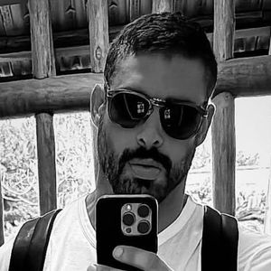 Cauã Reymond surge sem camisa em foto e internautas resgatam polêmica dos bastidores de 'Vale Tudo': 'Passou desodorante?'