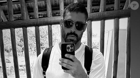 Cauã Reymond surge sem camisa em foto e internautas resgatam polêmica dos bastidores de 'Vale Tudo': 'Passou desodorante?'