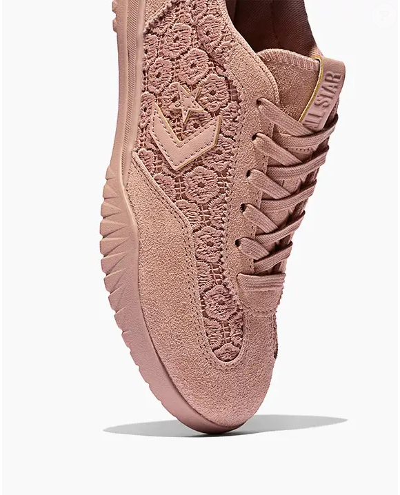 Com preço de R$ 649,90, o novo Run Star Trainer Floral Crochet reforça a tendência dos tênis com aparência artesanal e surge como uma opção sofisticada para quem deseja atualizar o guarda-roupa nesta estação