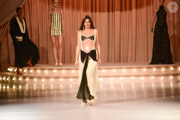 Grávida, Camila Queiroz desfilou exibindo a barriga de 8 meses em 27 de outubro de 2025