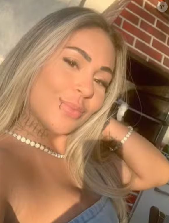 Os dois homens que estavam com ela no hotel teriam dado relatos conflitantes sobre o que aconteceu, mas foram liberados pela polícia após serem interrogados.