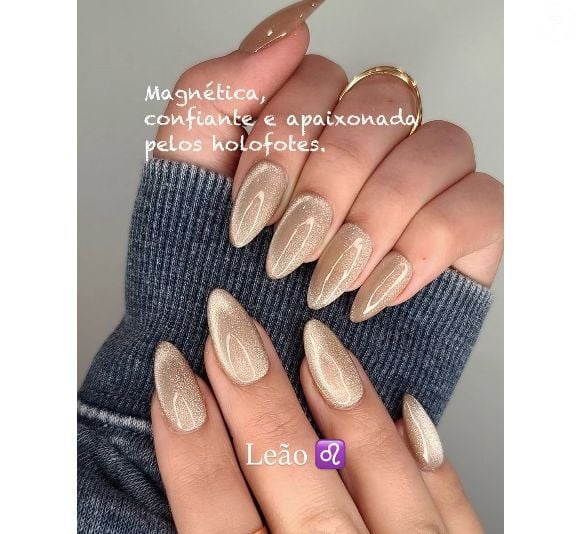 Leão – Magnética, confiante e apaixonada pelos holofotes, se destaca com o dourado, cor de poder, brilho e autoconfiança.