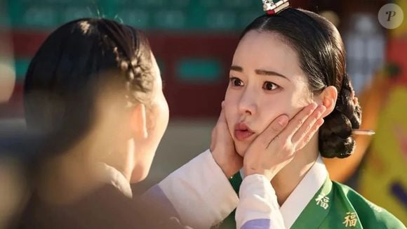 Na trama, Kang Dan-sim é uma concubina de Joseon condenada à morte que acaba no corpo de Shin Seo-ri, uma mulher da Seul moderna
