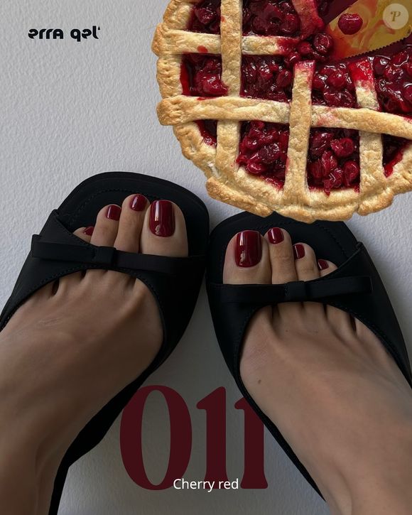 Embora não seja exatamente uma novidade, o uso do bordô em pedicures foge do esperado para a estação, já que, historicamente, o verão privilegia cores vibrantes e claras