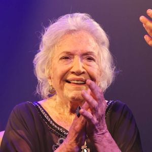 Nathalia Timberg não se cansa e deseja continuar atuando até os 100 anos. Com a saúde e lucidez da atriz, isso é bem possível!