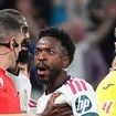 'Vini Jr. chega ao fundo do poço': após 3ª separação de Virginia e expulsão por puxar cabelo de adversário, jogador do Real Madrid ganha crítica áspera de jornal esportivo da Espanha. 'O problema não é mais...'