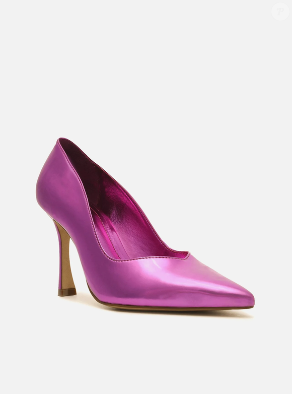 Inspirado diretamente nesse universo, o modelo da Arezzo chama atenção pelo acabamento metalizado brilhante e pelo design clássico com toque contemporâneo
