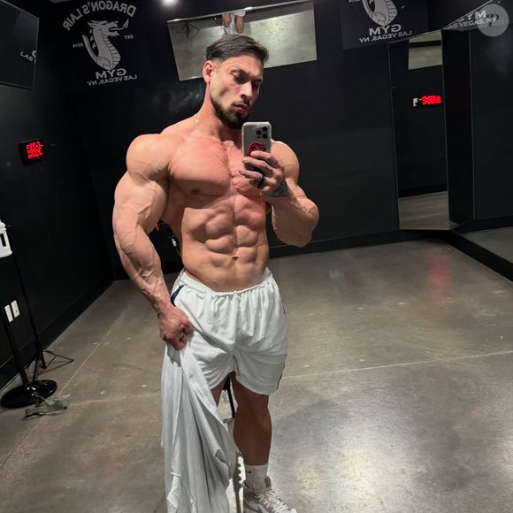 Cookies e hambúrguer foram usados por Ramon Dino para repor o glicogênio muscular e fazer os músculos "inflarem", deixando o corpo com mais volume