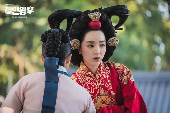 'Mr. Queen' conta a história de um chef moderno que viaja no tempo e acaba no corpo de uma rainha