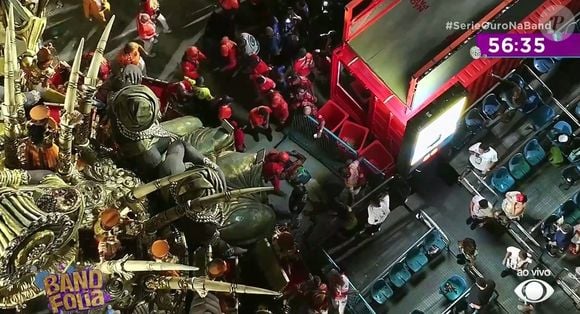 Acidente no Carnaval 2026 com carro alegórico da União de Maricá: idoso, membro da escola, foi imprensado e teve fratura exposta grave nas duas pernas