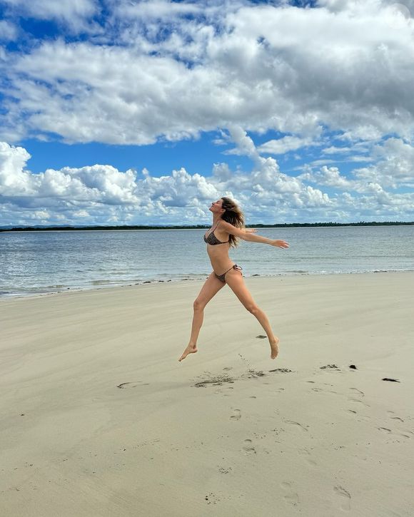 Gisele Bündchen completou 45 anos recentemente e impressiona por sua boa forma