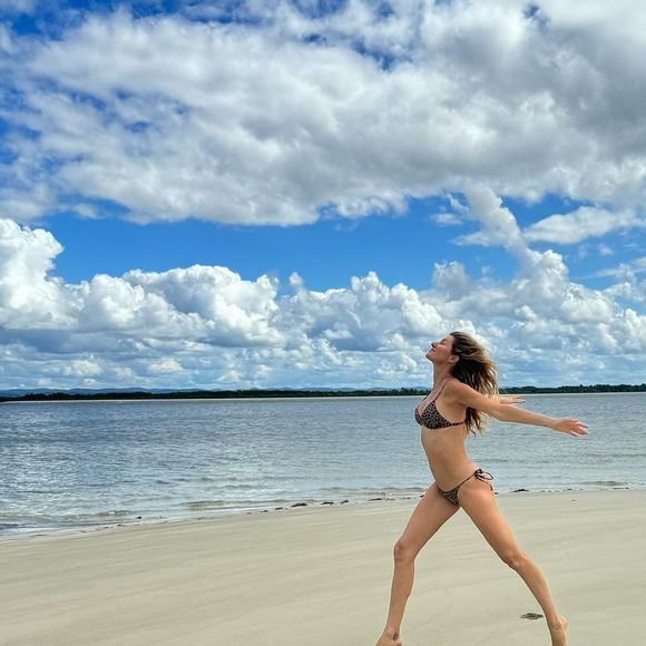 Gisele Bündchen completou 45 anos recentemente e impressiona por sua boa forma