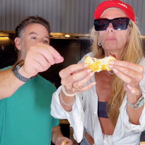 "Fica crocante por fora, macia por dentro e impossível comer uma só", garantiu Adriane Galisteu ao compartilhar a receita