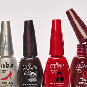 Inspirada nesse retorno triunfal, a nova coleção da Colorama apresenta quatro tonalidades exclusivas: 'Doce Rebeldia', 'Item de Luxo', 'Noite de Estreia' e 'Veste Prata'. Cada cor traduz, nas unhas, a sofisticação e a atitude das personagens que marcaram época