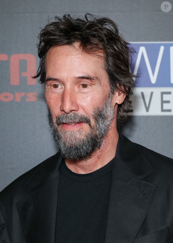 Keanu Reeves completa 62 anos em 2026 e tem uma longa carreira marcada por personagens como Neo, de 'Matrix', e John Wick