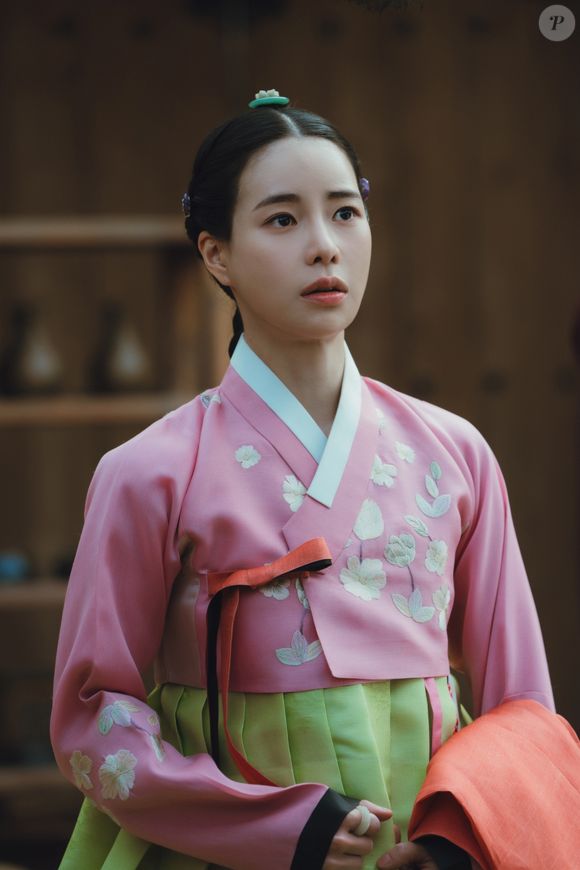 'O Conto da Senhora Ok': uma ex-escrava assume a identidade de uma nobre para sobreviver, mas vê seus planos ameaçados ao se apaixonar