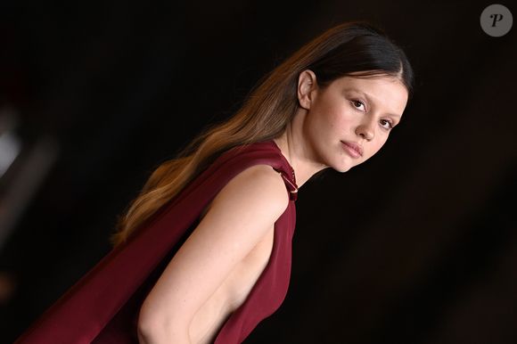 Mia Goth nasceu em Londres e com poucas semanas de nascida, mudou-se para o Brasil. A jovem morou no país até os 5 anos, quando retornou ao Reino Unido