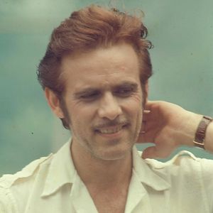 Francisco Cuoco em foto como Carlão, o taxista de 'Pecado Capital', novela da Globo