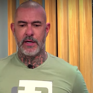 Em um vídeo publicado no Facebook, Henrique Fogaça relembrou uma ocasião onde foi queimado com óleo quente durante um estágio