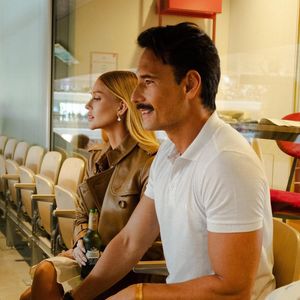 Marina Ruy Barbosa e Rodrigo Santoro estiveram em Paris para prestigiar o torneio de Roland Garros.