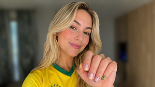 Francesinha, verde folha e amarelo manteiga: tendências de unhas para torcer pelo Brasil; manicure revela as nail arts elegantes que serão destaque na Copa do Mundo 2026