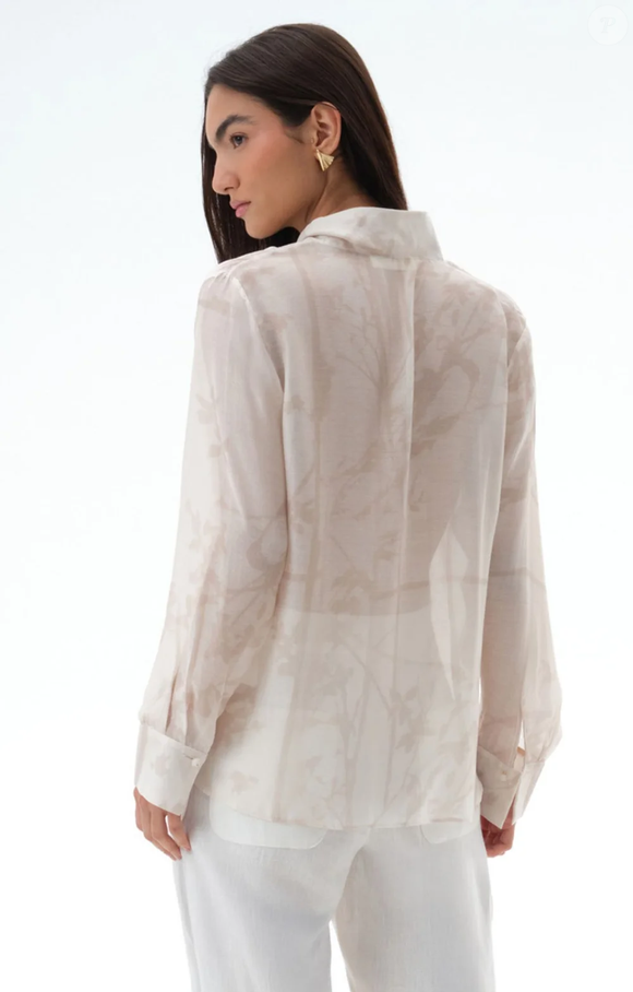 Luxuosa e versátil, a Camisa Otilia da Aleha aposta em tecido nobre e diferentes formas de amarração para transformar um básico em protagonista do look