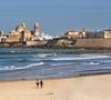 Na maré baixa, uma enorme faixa de areia fica à mostra, transformando esse cantinho do Atlântico em uma enorme praia ideal para caminhar, tomar sol e aproveitar o verão