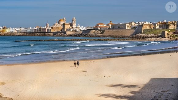 Na maré baixa, uma enorme faixa de areia fica à mostra, transformando esse cantinho do Atlântico em uma enorme praia ideal para caminhar, tomar sol e aproveitar o verão