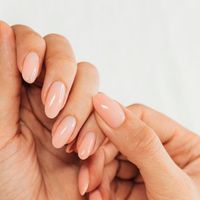 7 unhas minimalistas e elegantes que vão dominar o seu visual — e são fáceis de fazer em casa