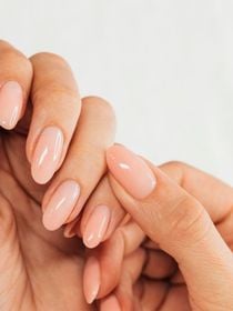 7 unhas minimalistas e elegantes que vão dominar o seu visual — e são fáceis de fazer em casa