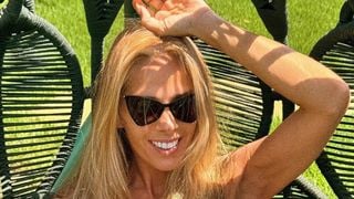 De biquíni e sem maquiagem, Adriane Galisteu exibe beleza real e corpo enxuto e web reage: 'Para sempre será do Senna'