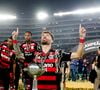 Jogador do Flamengo, Léo Pereira com a taça da Libertadores