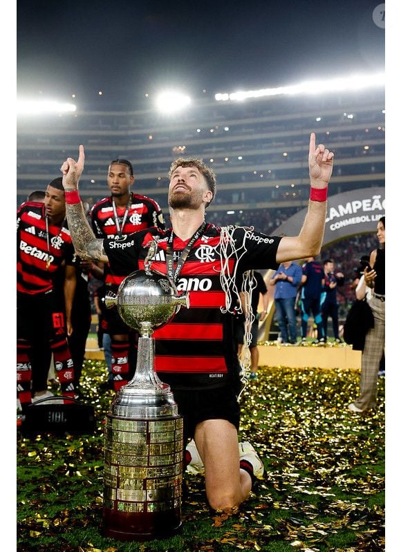 Jogador do Flamengo, Léo Pereira com a taça da Libertadores