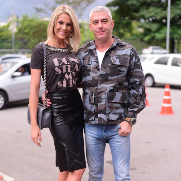 Ana Hickmann divulgou uma nota à imprensa, onde lamentou que vizinhos passem informações do que acontece na residência a Alexandre Correa